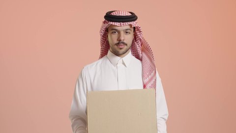 طلب المنتجات عبر الانترنت، عملية التوصيل الامنة والموثوقة، بورتريه لشاب عربي خليجي سعودي يرتدي الشماغ والثوب التقليدي يقوم بتسليم الطلبات، خدمات الشحن و التوصيل ذات الجودة العالية توصيل الطلبيات بالوقت المحدد و بشكل سليم