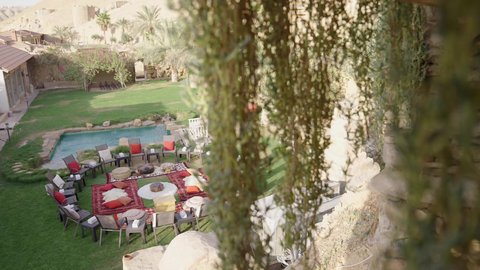 تصميم فني للهواء الطلق، ديكور تراثي للجلسات الأرضية، تصوير علوي لجلسة عربية تقليدية في الحديقة