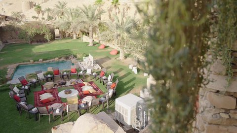 ديكور تراثي للجلسات الأرضية، تصميم فني للهواء الطلق، تصوير علوي لجلسة عربية تقليدية في الحديقة