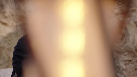 ايماءات الاندماج و التركيز، استخدام البرامج والتطبيقات الالكترونية، تصفح المواقع الالكترونية والتواصل الاجتماعي، قضاء وقت ممتع فى الخارج, تصوير لامراة عربيه خليجيه سعودية ترتدي الحجاب و العباءة السوداء تجلس فى الهواء الطلق تستخدم الهاتف المحمول ، التسوق الالكتروني عبر الانترنت