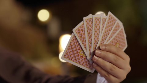 نشاطات ترفيهية شبابية، خلط الأوراق بحركات احترافية، تسليه وترفيه مع العائله، قضاء وقت ممتع ، تصوير ليد امراة عربيه خليجيه سعودية ترتدي العباءة  تقوم بالعب لعبه الورق