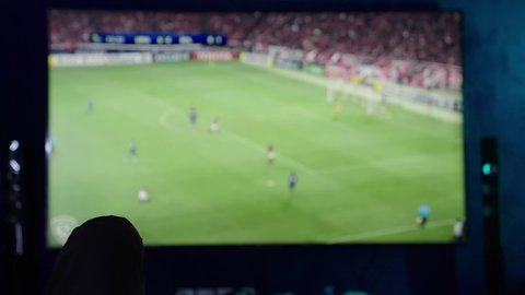 ايماءات الحماس والسعادة والسرور، الانتصار و تحقيق الأهداف، قضاء وقت الفراغ بمشاهدة التلفاز، امراة عربيه خليجيه سعوديه ترتدي العباءة السوداء تحمل بيديها كره القدم وتحتفل بفوز فريقها المفضل