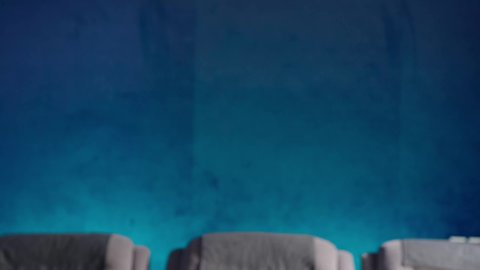 الشغف بتشجيع فريق كره القدم المفضل،التشجيع والحماس لتحقيق النجاح، متابعه المباريات السعودية، شاب عربي خليجي سعودي يرتدي الزى الكاجوال يحمل بيده كرة القدم بايماءات وجه ويدين تدل على السعادة والفرح بفوز الفريق المفضل