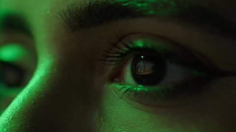 الولاء للأرض والوطن، يوم تاسيس الدوله السعوديه الاولى 1727 م، تصوير مقرب لعين فتاه عربية خليجية سعودية تنظر الي التقدم والتطور العمراني ، ذكرى اليوم الوطني السعودي ٢٣ سبتمبر