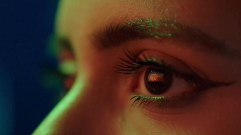 نهضة حضارية وعمرانية، تصوير مقرب لعين فتاه عربيه خليجيه سعودية  تنظر الى معالم وتضاريس المملكه العربيه السعوديه ,التقدم والتطور العمراني في البلاد