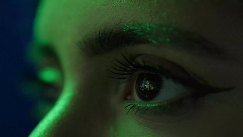 الفخر بالوطن والهوية ، تصوير مقرب لعين فتاه عربية خليجية سعودية تنظر الي التقدم والتطور العمراني ، ذكرى اليوم الوطني السعودي ٢٣ سبتمبر ، يوم تاسيس الدوله السعوديه الاولى 1727 م