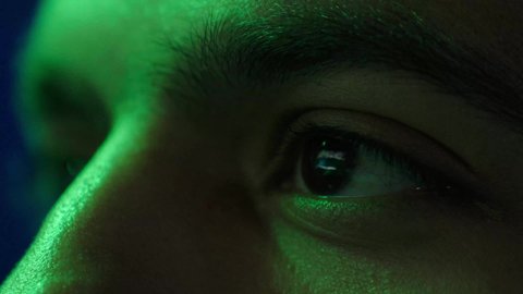 انعكاس رمزية علم السعودية على قرنية العين، تصوير مقرب لعين رجل عربي خليجي سعودي ينظر بفخر الى علم المملكه ، ذكرى اليوم الوطني السعودي ٢٣ سبتمبر ، يوم تاسيس الدوله السعوديه الاولى 1727 م ، مفهوم الوطنية والانتماء