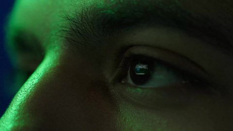 ظهور انعكاس العلم السعودي داخل العين ، تصوير مقرب لعين رجل عربي خليجي سعودي تنظر بفخر الى علم المملكه ، ذكرى اليوم الوطني السعودي ٢٣ سبتمبر ، يوم تاسيس الدوله السعوديه الاولى 1727 م ، مفهوم الوطنية والانتماء