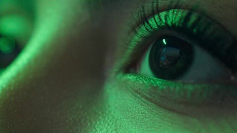 مفهوم حب الوطن والاعتزاز ، تصوير مقرب لعين فتاه عربية خليجية سعودية تنظر الي التقدم والتطور العمراني ، ذكرى اليوم الوطني السعودي ٢٣ سبتمبر ، يوم تاسيس الدوله السعوديه الاولى 1727 م