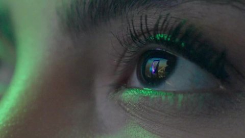 مفهوم الوطنية والانتماء، ظهور انعكاس لبرج المملكه داخل العين ، تصوير مقرب لعين فتاه عربية خليجية سعودية تنظر بفخر الى البرج ، ذكرى اليوم الوطني السعودي ٢٣ سبتمبر ، يوم تاسيس الدوله السعوديه الاولى 1727 م