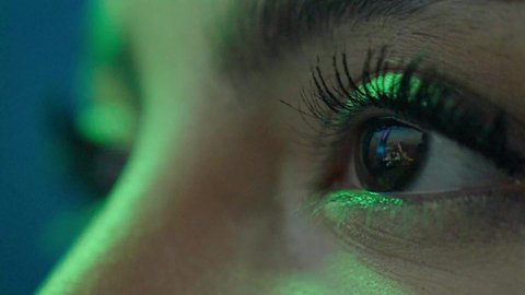 يوم تاسيس الدوله السعوديه الاولى 1727 م،  ذكرى اليوم الوطني السعودي ٢٣ سبتمبر، تصوير مقرب  لانعكاس صورة برج المملكه على عدسة عين فتاه عربيه عربية خليجيه سعودية تنظر بفخر  الى التطور والتقدم العمراني في المملكه العربيه السعوديه