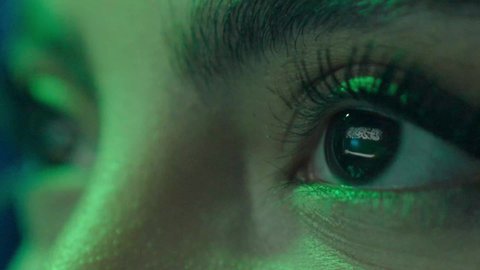 انعكاس صورة علم السعوديه على عدسة العين ، تصوير مقرب لعين فتاه عربيه عربية خليجيه سعودية تنظر بفخر الى علم المملكه ، ذكرى اليوم الوطني السعودي ٢٣ سبتمبر ، يوم تاسيس الدوله السعوديه الاولى 1727  م ، مفهوم الوطنية والانتماء