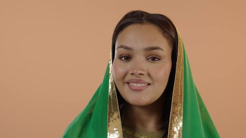 يوم بدينا22 فبراير, الاحتفال بذكرى اليوم الوطني السعودي 23 سبتمبر، يوم العلم 11 مارس، ارتداء الزي الشعبي للمنطقة الوسطى في مناسبة وطنية, بورتريه مقرب لامرأة عربية خليجية سعودية ترتدي الشيلة والبشت الأخضر تقف أمام علم المملكة، خلفية زهرية