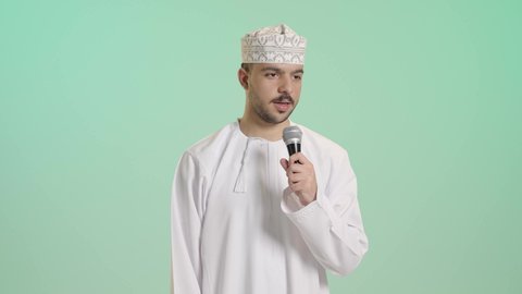 إلقاء المحاضرات وإقامة الندوات، الدورات التدريبية و ورشات العمل، تبادل الحوار والاستفادة من خبرات، بورتريه لرجل عربي خليجي عماني يرتدي الدشداشة والكمه  يحمل مكبر الصوت بيده ويقوم بالنقاشات الهامة، خلفية خضراء