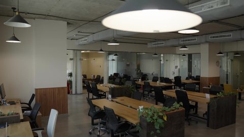 مكاتب عمل حديثة بإطلالة زجاجية ، مفهوم الإنتاجية والإبداع ،  بيئة مكتبية هادئة ومجهزة ، مهنه ووظيفه سعوديه ،مكاتب وشركات خليجيه