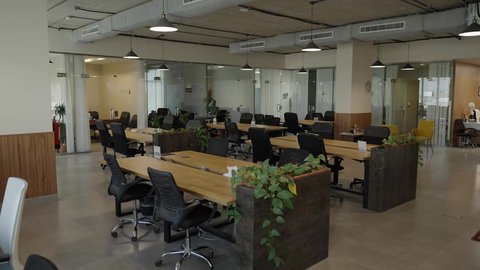 مفهوم الإنتاجية والإبداع ، مكاتب عمل حديثة بإطلالة زجاجية ، بيئة مكتبية هادئة ومجهزة ، مهنه ووظيفه سعوديه ،مكاتب وشركات خليجيه