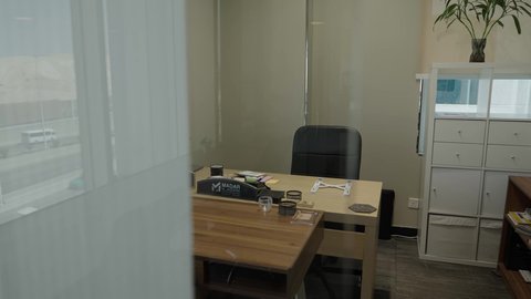 مفهوم الإنتاجية والإبداع ، مكاتب عمل حديثة بإطلالة زجاجية على الشارع الرئيسي، بيئة مكتبية هادئة ومجهزة ، مهنه ووظيفه سعوديه ،مكاتب وشركات خليجيه