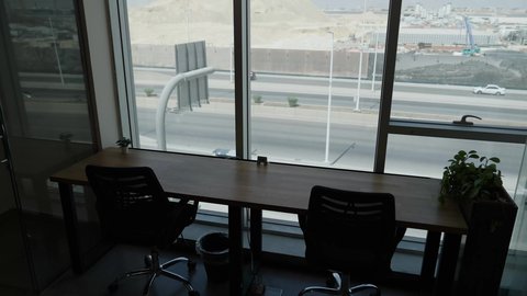 بيئة مكتبية هادئة ومجهزة تعزز الإنتاجية والإبداع ،مهنه ووظيفه سعوديه ،مكاتب وشركات خليجيه ، مكاتب عمل حديثة بإطلالة زجاجية على الشارع الرئيسي