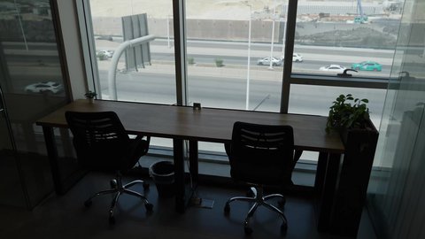 مكاتب وشركات خليجيه ، بيئة مكتبية هادئة ومجهزة تعزز الإنتاجية والإبداع ،مكاتب عمل حديثة بإطلالة زجاجية على الشارع الرئيسي، مهنه ووظيفه سعوديه