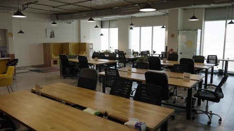 بيئة مكتبية هادئة ومجهزة تعزز الإنتاجية والإبداع ، مكاتب وشركات خليجيه ، مكاتب عمل حديثة بإطلالة زجاجية على الشارع الرئيسي، مهنه ووظيفه سعوديه