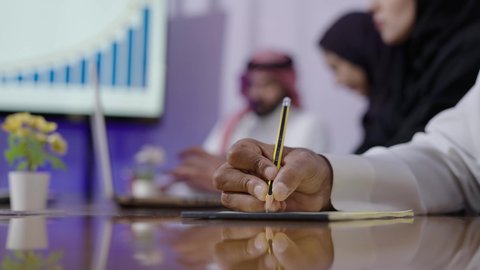 مكاتب و شركات خليجية، توقيع عقد صفقة جديدة، تصوير مقرب ليد رجل عربي سعودي خليجي يجلس في المكتب داخل مقر الشركة, الاتفاق على المشروع التجاري، مهنة ووظيفة سعوديه