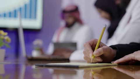 توقيع عقد صفقة جديدة، مكاتب و شركات خليجية، تصوير  مقرب ليد رجل عربي سعودي خليجي يجلس في المكتب داخل مقر الشركة, الاتفاق على المشروع التجاري، مهنة ووظيفة سعوديه
