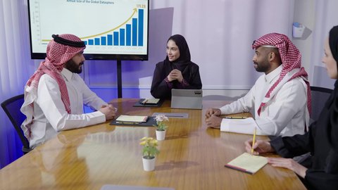 الاتفاق على المشروع التجاري، توقيع عقد صفقة جديدة، مكاتب و شركات خليجية، رجلان عربيان سعوديان خليجيان يرتديان الثوب التقليدي والشماغ مع امراه سعوديه يجلسون في المكتب داخل مقر الشركة, مهنة ووظيفة سعوديه