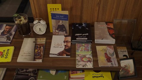 مكان للقراء ومحبي العلم والكتب والمعرفة، تصوير مقرب لمجموعه من الروايات والقصص ، المكاتب في المملكة العربية السعودية, كتب ومجلدات ثقافية وعلمية