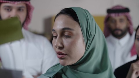 بيئة عمل انتاجيه ،مكتب وشركة سعودية،غرفة إجتماعات حديثه،  المشاركة في تحديد الأهداف، ملصقات ورق ملون على الزجاج، تدوين الملاحظات والمهام على ملصق الورق،موظفين عربيين خليجيين سعوديين داخل مقر الشركة،  مهن ووظائف سعودية