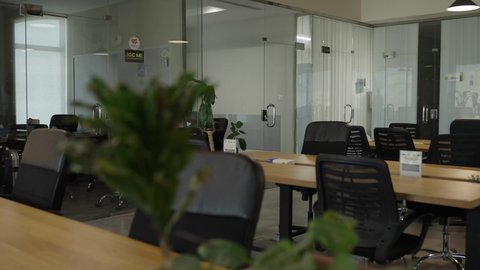 بيئة مكتبية هادئة ومجهزة ، مكاتب عمل حديثة بإطلالة زجاجية ، مفهوم الإنتاجية والإبداع ،  مهنه ووظيفه سعوديه ،مكاتب وشركات خليجيه