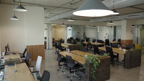 مكاتب عمل حديثة بإطلالة زجاجية ، مفهوم الإنتاجية والإبداع ،  بيئة مكتبية هادئة ومجهزة ، مهنه ووظيفه سعوديه ،مكاتب وشركات خليجيه