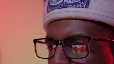 ذكري عيد الاستقلال والتأسيس 18 نوفمبر، انعكاس صورة علم عمان على عدسة النظاره  ،  تصوير مقرب لعين رجل عربي خليجي عماني اسمر يرتدي نظاره طبيه ، ينظر بفخر الى علم سلطنه عمان