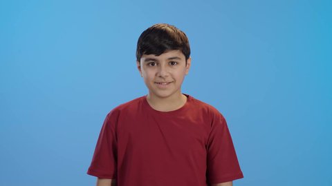 الوقوف باستقامة وثقه بالنفس، مفهوم الاناقه والاهتمام بالمظهر الخارجي، بورتريه لولد عربي خليجي سعودي مبتسم يرتدي الزي الكاجوال ينظر إلى الكاميرا بتعابير السعادة والسرور