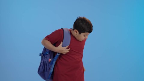 الاستعداد للعام الدراسي الجديد, مفهوم العودة إلى المدارس, النظر إلى الكاميرا بإيماءات السعادة و السرور,بورتريه لولد عربي خليجي سعودي يرتدي الزي الكاجوال وشنطه مدرسيه