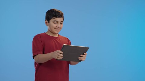 التواصل مع الأصدقاء، تصفح الإنترنت والمحادثات، التعليم الإلكتروني في السعوديه، استخدام الأطفال للتكنولوجيا الحديثة, ولد عربي خليجي سعودي يستخدم التابلت، إجراء مكالمة فيديو