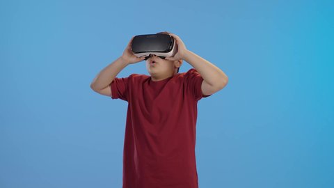 ارتداء نظارة الفي آر ثلاثية الأبعاد, استخدام الأجهزة التكنولوجية والتقنيات الحديثة، الشعور بالمتعة والتسلية بمحاكاة العالم الخيالي, ولد عربي خليجي سعودي يرتدي الزي الكاجوال و يضع نظارات الواقع الافتراضي