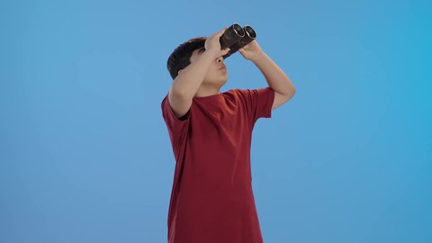 التخطيط للأهداف والطموحات المستقبلية،  استخدام المنظار وحب الاستكشاف والمغامرة،ايماءات الاندهاش والذهول ، ولد عربي خليجي سعودي يرتدي الزي الكاجوال يقوم بالنظر من خلال المنظار، رؤية الأشياء البعيدة باستخدام التلسكوب