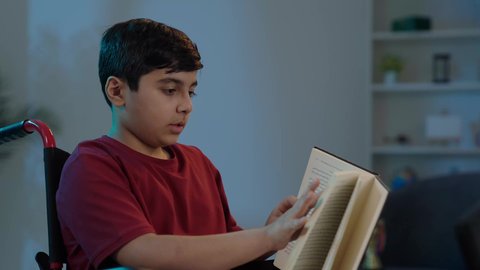 ولد عربي خليجي سعودي يجلس على كرسي متحرك  يقوم بقراءة القصص ، تصفح الكتب العلميه، الشغف بالعلم والثقافه ، الاستمتاع بممارسة هواية المطالعة