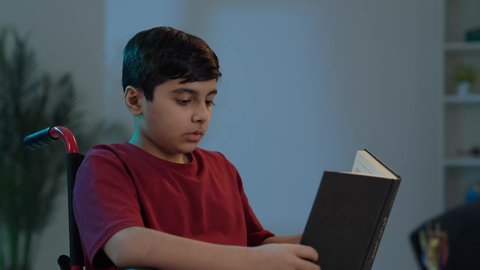 الشغف بالعلم والثقافه ، الاستمتاع بممارسة هواية المطالعة،ولد عربي خليجي سعودي يجلس على كرسي متحرك  يقوم بقراءة القصص وتصفح الكتب العلميه