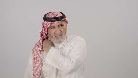 إيماءات الألم في الرقبة، الإحساس بالتعب والإرهاق, بورتريه لرجل مسن عربي خليجي سعودي يرتدي الثوب التقليدي و الشماغ يضع يديه على رقبته بتعابير الوجع، الحاجه لوضع خطة علاجية, التهاب العضلات والمفاصل
