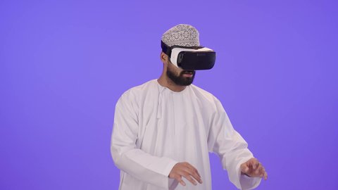 الاندماج والتفاعل مع العالم الخيالي، التطور التقني والتكنولوجي، المتعة بالمشاهدة عبر نظارة الواقع الافتراضي, بورتريه لشاب عربي خليجي عماني يرتدي الدشداشة والكمة  ينظر من خلال نظارات ثلاثية الأبعاد (الفي ار)، خلفية بنفسجية