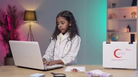 العمل في المجال الطبي، إستخدام أجهزة تقنية حديثة، حقيبة الإسعافات الأولية،  تصويرمقرب لبنت عربية خليجية سعودية سمراء ترتدي المعطف الطبي و السماعات الخاص بمهنة الطبيب ،  تقوم بإدخال البيانات الطبية في جهاز الحاسوب المحمول ، مهن ووظائف مستقبلية