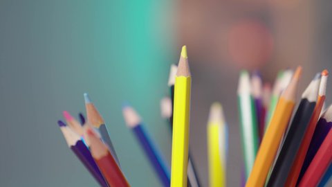 أدوات فنية للرسم الإبداعي والتلوين المدرسي، تصوير مقرب لمجموعة أقلام خشبيه ملونه ،  ألوان زاهية للرسم اليدوي والأنشطة الإبداعية