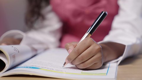 موسم العودة للمدارس، المقررات والمناهج التعليمية الحديثة والمطورة، مفهوم الاجتهاد وطلب التفوق، بورتريه مقرب ليد بنت عربية خليجية سعودية تقوم بكتابة شيء ما، مذاكره الدروس المدرسيه