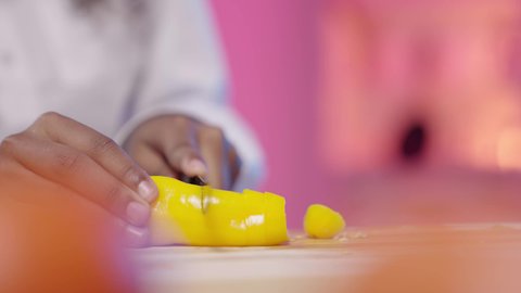 إعداد الأطعمة باحتراف وفن، تصوير مقرب ليد فتاه عربية خليجية سعودية تقوم بتقطيع الخضراوات بسعادة على الطاولة ، مشاركة تحضير الوصفات على مواقع التواصل الاجتماعي ، مهن و وظائف مستقبلية