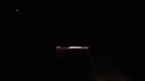 فتح الطلبات واستلام الشحنات، إيماءات البهجة والدهشة، بورتريه مقرب لعائلة عربية خليجية سعودية ينظرون داخل صندوق كرتوني مفتوح، لحظات عائلية مبهجة