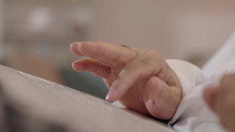 الكتابة من خلال لوحة المفاتيح ، تصوير مقرب  ليد رجل عربي خليجي عماني يستخدم الحاسوب المحمول ، صناعة المحتويات النصية،التسويق والترويج للمواقع الالكترونية، القيام بالاعمال الادارية