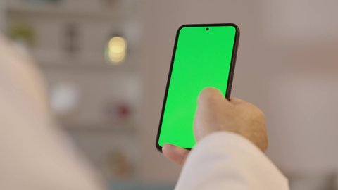 تطور التكنولوجيا والتقنيات الحديثة، بورترية مقرب ليد رجل عربي خليجي عماني  يقوم بعرض الهاتف المحمول بشاشة خضراء فارغة، برامج وتطبيقات الجوال، تصفح مواقع التواصل الاجتماعي، خلفية بيضاء