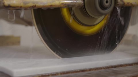 معدات صناعية حديثة، تصوير مقرب لمنشار كهربائي مخصص لقص وقطع ألواح الرخام والحجر داخل المصنع، صناعة وتجهيز الرخام