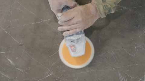 منتج محلي وطني، معمل ومصنع الحجر والرخام في المملكه العربيه السعوديه، تصوير مقرب ليد عامل عربي خليجي سعودي يقوم بصقل وتلميع الرخام